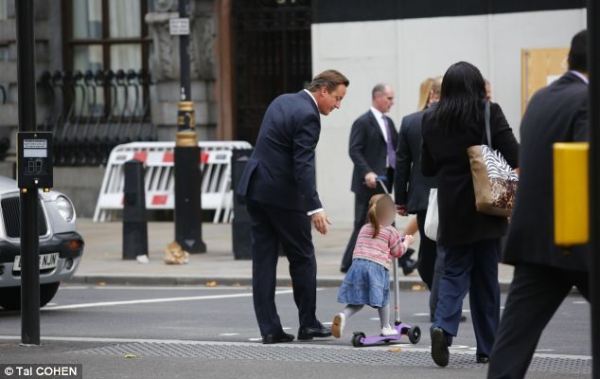 英國首相卡梅倫步行送女兒上幼兒園。