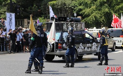 現(xiàn)場10多名日本警察身穿防暴制服，嚴防右翼份子鬧事。