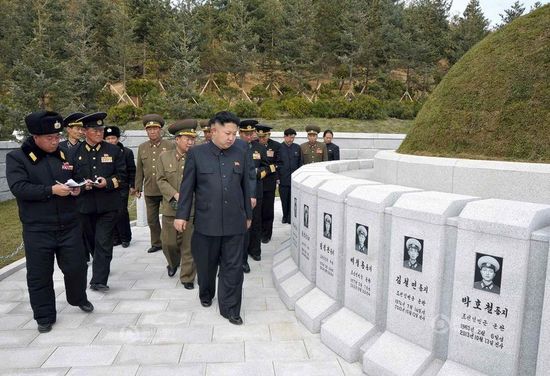 原文配圖：金正恩前往烈士墓拜祭。