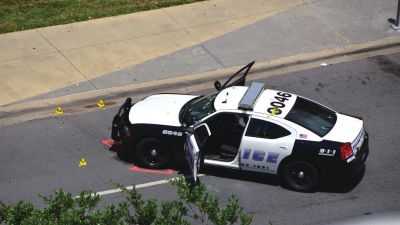 被槍手擊中的警車。新華社發(fā)
