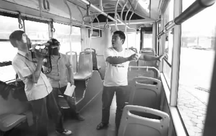 昨日，鄭州市B20路公交車長方先生（右一），講述“色狼”跳窗逃跑時(shí)被眾人喊打的情景