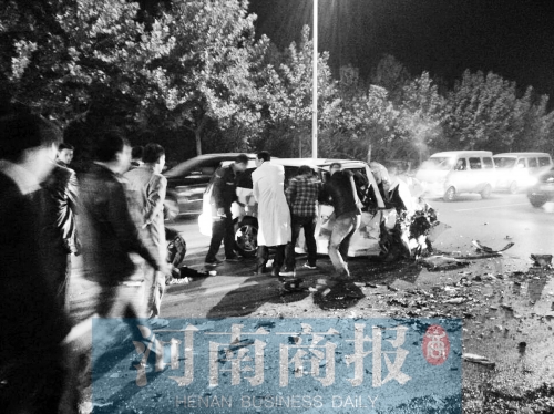 慘劇現(xiàn)場，眾人紛紛上前施救，有人拉住變形的車門，為傷者爭取救援時間
