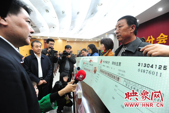 最高人民法院執(zhí)行局局長劉貴祥、河南省高級人民法院院長張立勇親手為申請執(zhí)行人員發(fā)放執(zhí)行款