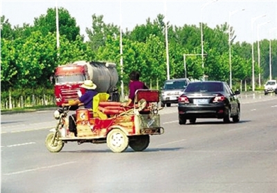 由于沒有硬隔離，鄭開大道上經(jīng)常出現(xiàn)機(jī)動車橫穿馬路的現(xiàn)象
