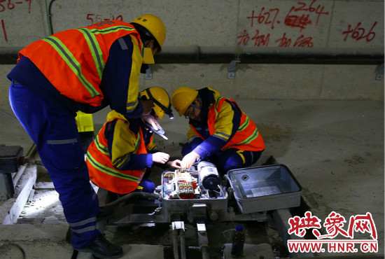鄭州地鐵設(shè)備部各工種的同事們每晚在夜深人靜時的隧道里堅守著自己的崗位。