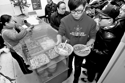 　　上圖2013年年初，很多鄭州市民光臨李剛的面館，掀起“全城吃面”熱潮。CFP供圖