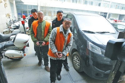 倆刑釋男子，冒充“富二代”，微信搜附近的人，專搶出入娛樂(lè)場(chǎng)所女性