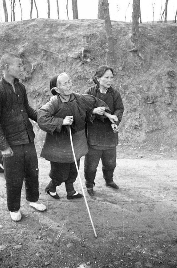 災(zāi)民，看到左側(cè)年輕人的白鞋，應(yīng)該是剛死去親人
