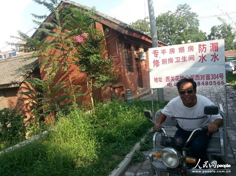 圖為縣委大院依然沒有配備專職保安，群眾可以隨意進(jìn)入。圖片來源：人民網(wǎng)