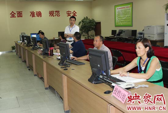 今年我省高招錄取工作正在平穩(wěn)正常開(kāi)展，圖為投檔組工作人員。