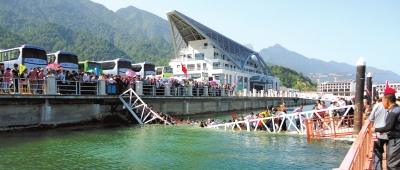 昨天上午10點(diǎn)左右，江西廬山西海風(fēng)景區(qū)司馬旅游碼頭發(fā)生橋面塌陷事故，造成18名游客擦傷或落水。景區(qū)表示，目前已對(duì)擦傷或落水游客進(jìn)行有效救治和妥善處置，并對(duì)游客損失的財(cái)物進(jìn)行登記。