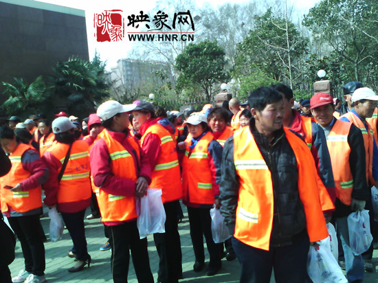 　　“韓胖子”千只茶香雞茶香鴨捐贈環(huán)衛(wèi)工人、農(nóng)民工學(xué)子和鄭州市社會福利院。