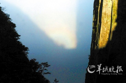 武功山四絕之一的“云海佛光”在大雨過后出現(xiàn)。
