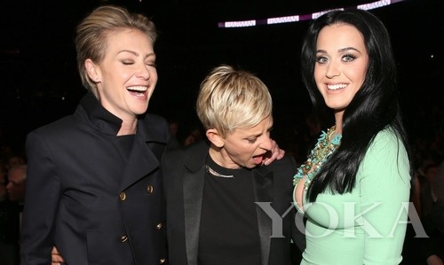 艾倫·德杰尼勒斯(Ellen DeGeneres)同志請注意你的節(jié)操，你老婆還在旁邊看著呢