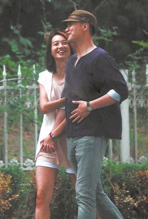 朱丹與神秘男友牽手亮相。