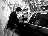 有個人晃了一圈后，寶馬、現(xiàn)代、越野的車窗都“長”出大窟窿