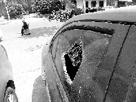 有個人晃了一圈后，寶馬、現(xiàn)代、越野的車窗都“長”出大窟窿