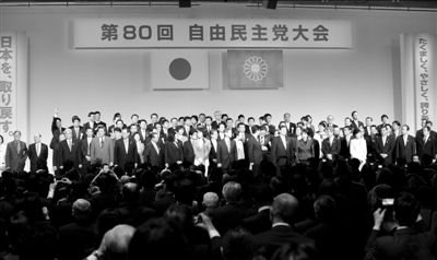 3月17日，日本自民黨黨員在東京出席自民黨年度大會。新華社發(fā)