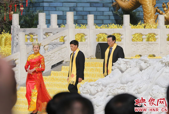 　河南省委書記、省人大常委會(huì)主任郭庚茂，河南省省長謝伏瞻敬獻(xiàn)花籃。映象網(wǎng)記者 邵恰 攝