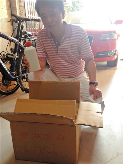 7月19日，王林的“徒弟”鄒勇向記者展示他從王林那里買到的“特供”酒。新京報首席記者 張寒
