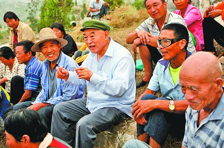 在唐莊，當(dāng)?shù)厝罕娒看我?jiàn)到吳金印總有說(shuō)不完的知心話。記者 史長(zhǎng)來(lái) 攝