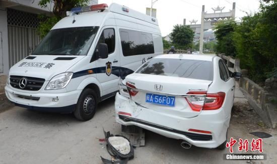  4月28日，福建省福州市閩侯縣發(fā)生一起惡性駕車撞人事件，圖為被撞車輛損毀嚴(yán)重。經(jīng)初查，該肇事男子叫林某新（漢族，37歲，福州長(zhǎng)樂人），因婚姻問題，情緒失控，駕車從閩侯縣青口鎮(zhèn)往尚干鎮(zhèn)方向，沿奔馳大道行駛，連續(xù)撞人。中新社發(fā) 劉可耕 攝