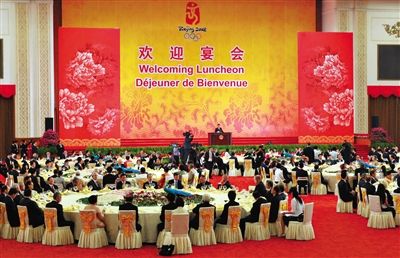 2008年8月8日，胡錦濤夫婦在北京人民大會(huì)堂宴會(huì)廳為出席北京奧運(yùn)會(huì)的貴賓舉行歡迎宴會(huì)。