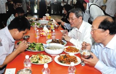 昨日中午，國(guó)臺(tái)辦主任張志軍（右二）在臺(tái)中市長(zhǎng)胡志強(qiáng)的陪同下和盲校的孩子共進(jìn)午餐。當(dāng)晚，張志軍結(jié)束訪臺(tái)回京。 新華社發(fā)