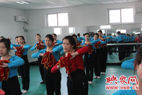 舞蹈室里，張巧英正在糾正學(xué)生的舞蹈動(dòng)作
