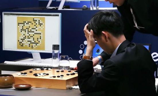 復(fù)盤階段李世石也在不停撓頭。