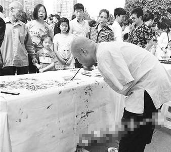 黃國富在作畫。資料照片