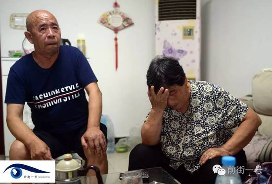 李亞榮的公婆談及李亞榮時淚流不止。