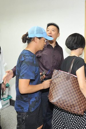 新京報(bào)快訊(記者劉洋)今天上午9時(shí)許，王寶強(qiáng)在律師張起淮的陪同下到北京朝陽(yáng)法院，起訴離婚并交納訴訟費(fèi)。王寶強(qiáng)方預(yù)估財(cái)產(chǎn)總額至少在1個(gè)億，法院遂按照1億元暫計(jì)財(cái)產(chǎn)價(jià)值，依據(jù)《訴訟費(fèi)交納辦法》收取了訴訟費(fèi)24.9575萬(wàn)元。