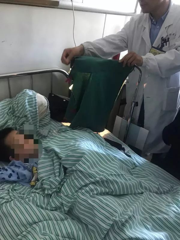 嚇哭！6歲男孩被夾斷手指 罪魁禍?zhǔn)拙故切７? oldsrc=
