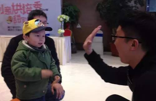 老楊你真心的是童心未泯啊，來，跟叔叔Give Me Five！