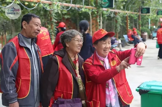 爺爺奶奶叔叔阿姨被盛運莊園的景致吸引，紛紛拍照留影