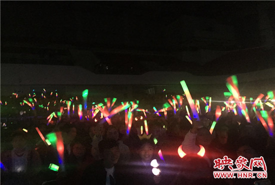 當(dāng)晚現(xiàn)場約2500個座位全場爆滿，還有全國各地歌迷會趕來的歌迷們。