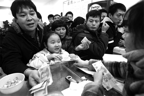 1月30日，李剛小面館收銀臺前，更多的市民大量買走“面卡”帶回家去