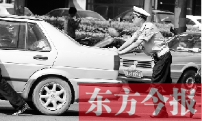 一輛車壞在了路中間，執(zhí)勤交警幫推車