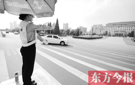 昨日，駐馬店市開源大道，女交警冒高溫指揮交通