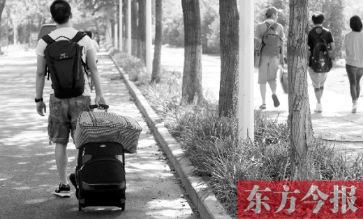 滿載著家人的希望，沿著學校的路標，鄭州大學新生入學了，一位新生自己帶著行李來報到