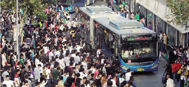 鄭州火車站，等候公交車的人們 東方今報記者 劉棟杰圖