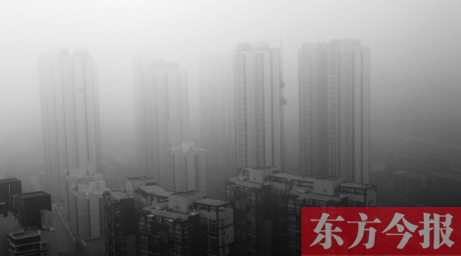 昨天早上，鄭州氣象臺(tái)發(fā)布大霧紅色預(yù)警，在霧霾籠罩下，鄭州市區(qū)的高樓大廈隱約可見