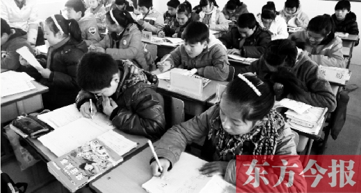 一所學(xué)校的學(xué)生們?cè)谏险n中。鄭州、新鄉(xiāng)成為國(guó)家中小學(xué)教育質(zhì)量綜合評(píng)價(jià)改革實(shí)驗(yàn)區(qū)