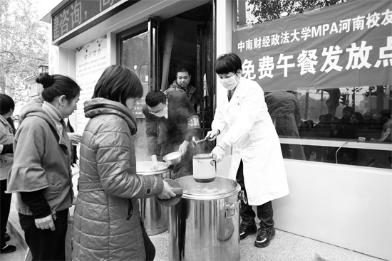 鄭州市經(jīng)一路和緯五路交叉口，免費(fèi)午餐吸引了很多人排隊(duì)