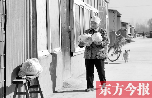 在京水村的臨時過渡區(qū)內，62歲的村民白小英對未來的生活充滿期待