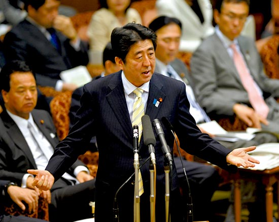 23日，安倍在參議院預(yù)算委員會(huì)發(fā)表講話。