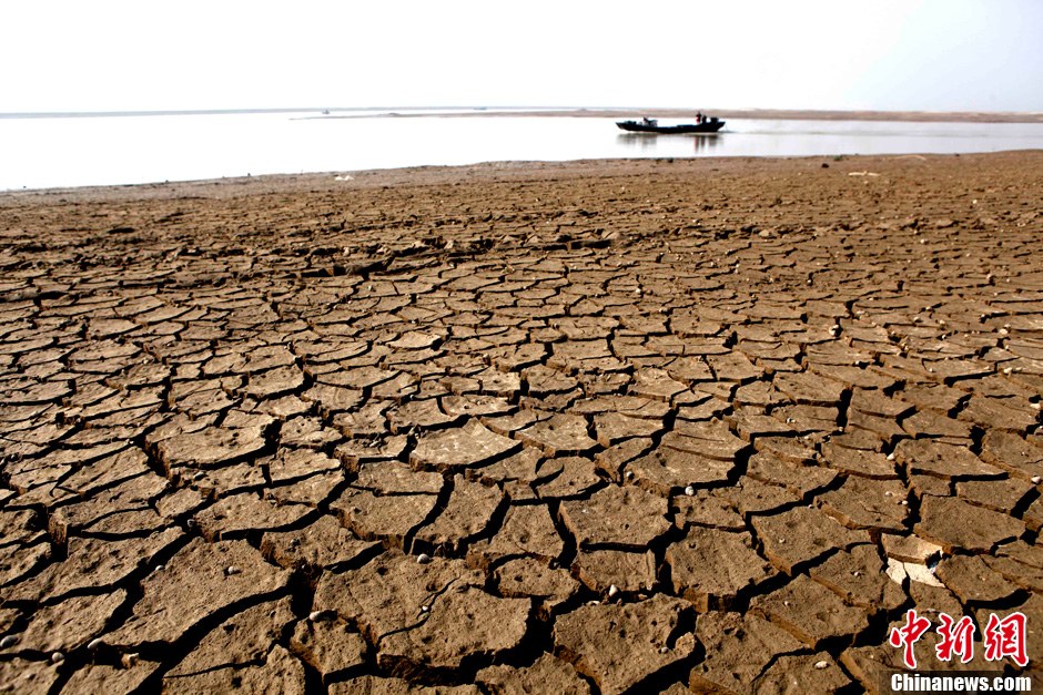 10月28日，在江西省都昌縣印山附近水域拍攝的龜裂的鄱陽(yáng)湖湖床。