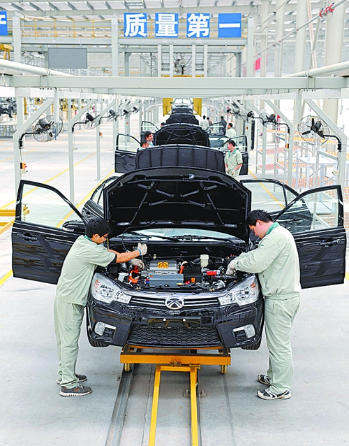 　　4月16日，新鄉(xiāng)市新能電動汽車有限公司的工作人員在電動汽車生產(chǎn)流水線上作業(yè)。目前，新鄉(xiāng)現(xiàn)有規(guī)模以
