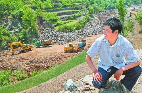 　　5月5日，魯山縣趙村鄉(xiāng)關(guān)岈村青年時(shí)軍偉看著正在建設(shè)的兩座小型水庫(kù)開(kāi)心地笑了。他1994年開(kāi)始外出
